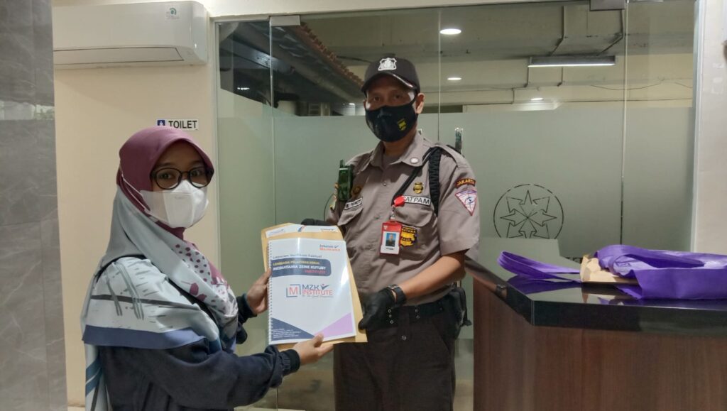 Penyerahan Berkas Verifikasi Faktual oleh Direktur PT MZK Group kepada Dewan Pers (Dok: mzknews.co)