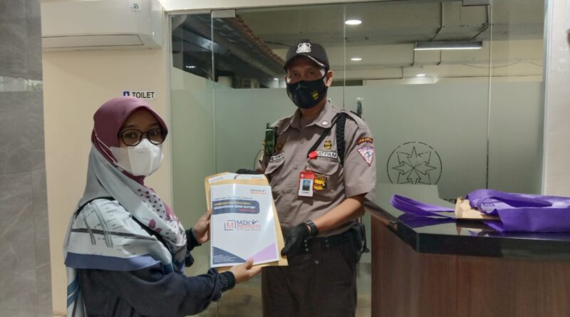 Penyerahan Berkas Verifikasi Faktual oleh Direktur PT MZK Group kepada Dewan Pers (Dok: mzknews.co)