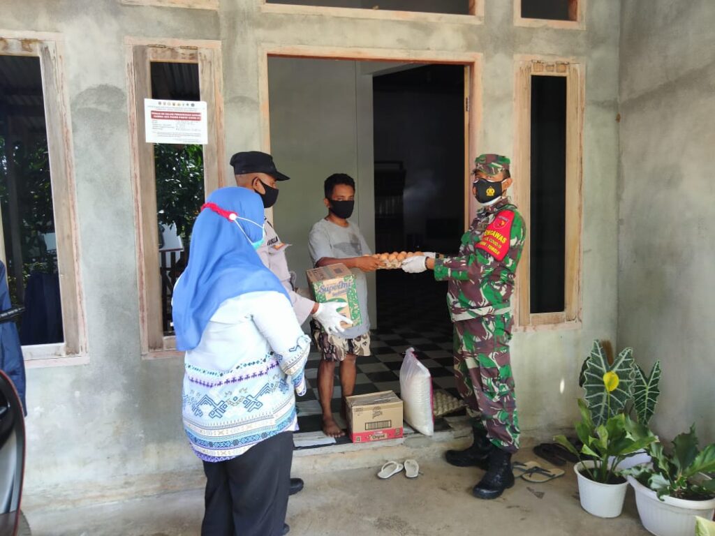 Penyerahan Bantuan Paket Sembako kepada Warga Isoman oleh Babhinsa Koramil 1508-05/Daruba (Foto: (WYU-1508))