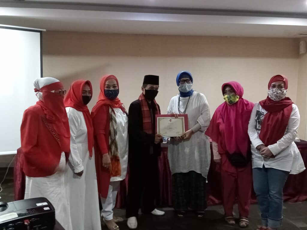 Pemberian sertifikat oleh Emak-emak kepada Jalih Pitoeng (Foto: Ist)