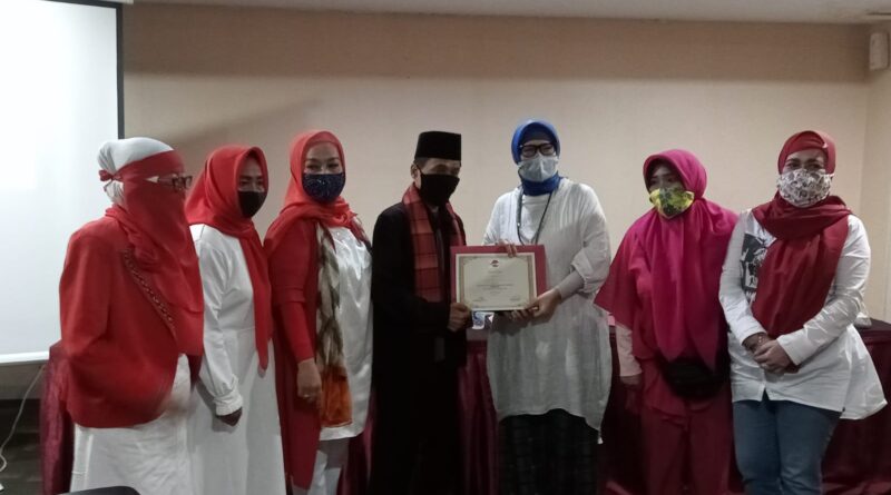 Pemberian sertifikat oleh Emak-emak kepada Jalih Pitoeng (Foto: Ist)