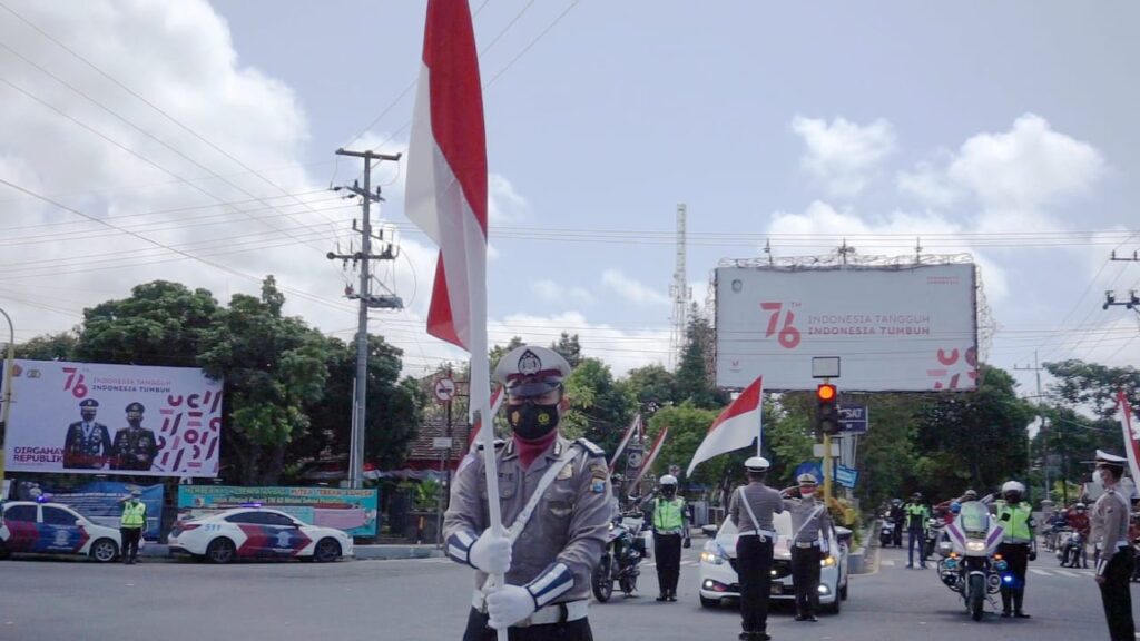 Personil Polresta Banyuwangi Hentikan Pengendara saat Detik-detik Proklamasi HUT RI (Foto: Ist)