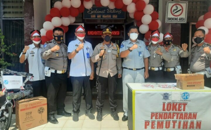Pembagian Doorprize pada Warga yang Taat Pajak oleh Jajaran Polres Lampung Utara (Foto Ist)