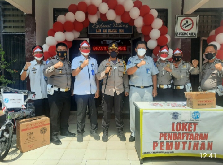 Pembagian Doorprize pada Warga yang Taat Pajak oleh Jajaran Polres Lampung Utara (Foto Ist)
