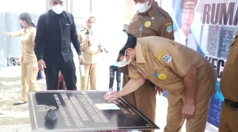 Penandatanganan Prasasti Pembangunan oleh Bupati Morotai Benny Laos (Foto: Ist)