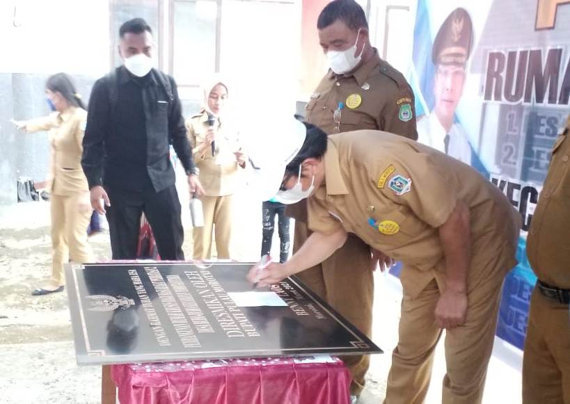 Penandatanganan Prasasti Pembangunan oleh Bupati Morotai Benny Laos (Foto: Ist)