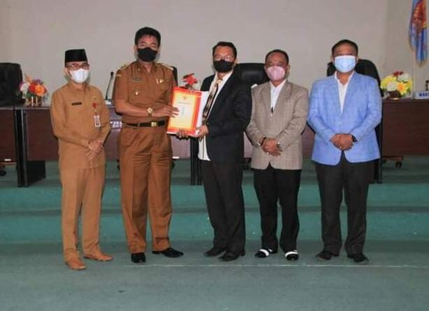 Penyerahan Dokumen Secara Simbolis oleh Bupati Nias Barat (Foto: Ist)
