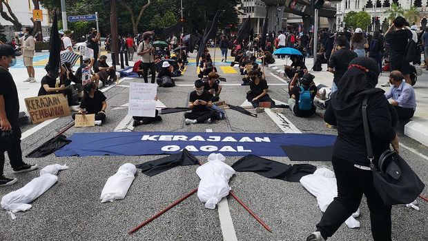 Ratusan Pengunjuk Rasa Protes Pemerintah Gagal Tangani Covid-19 di Malaysia (Foto: cnbcindonesia.com)