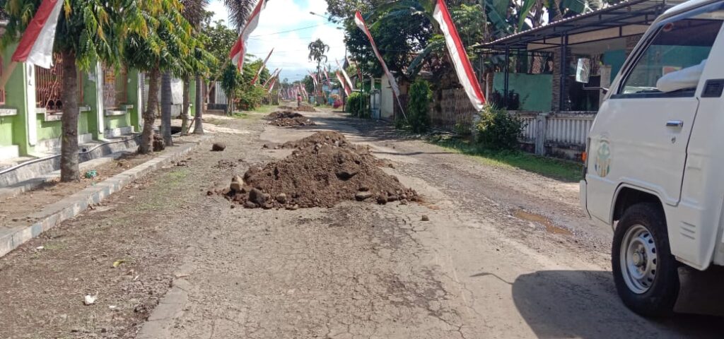 Jalan Rusak Akibat Dilalui Truk Pasir (Foto: Ist)
