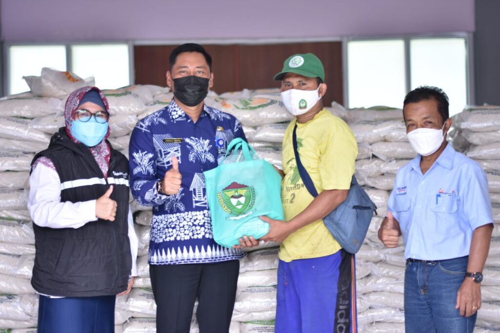 Penyerahan Bantuan Beras oleh PTBA kepada Masyarakat (Foto: Ist)
