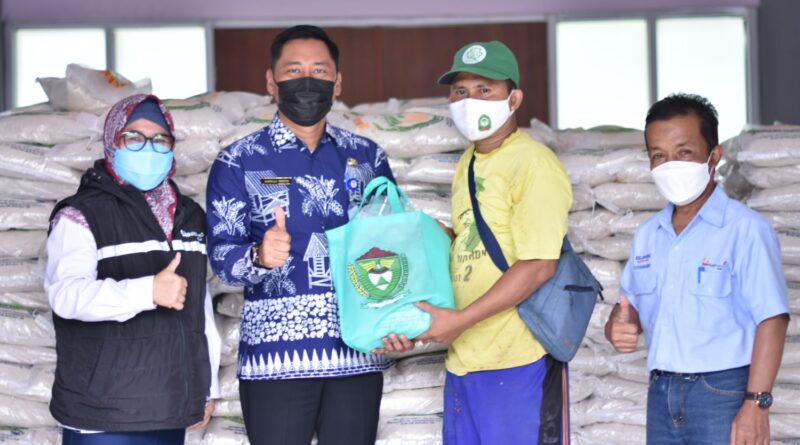 Penyerahan Bantuan Beras oleh PTBA kepada Masyarakat (Foto: Ist)