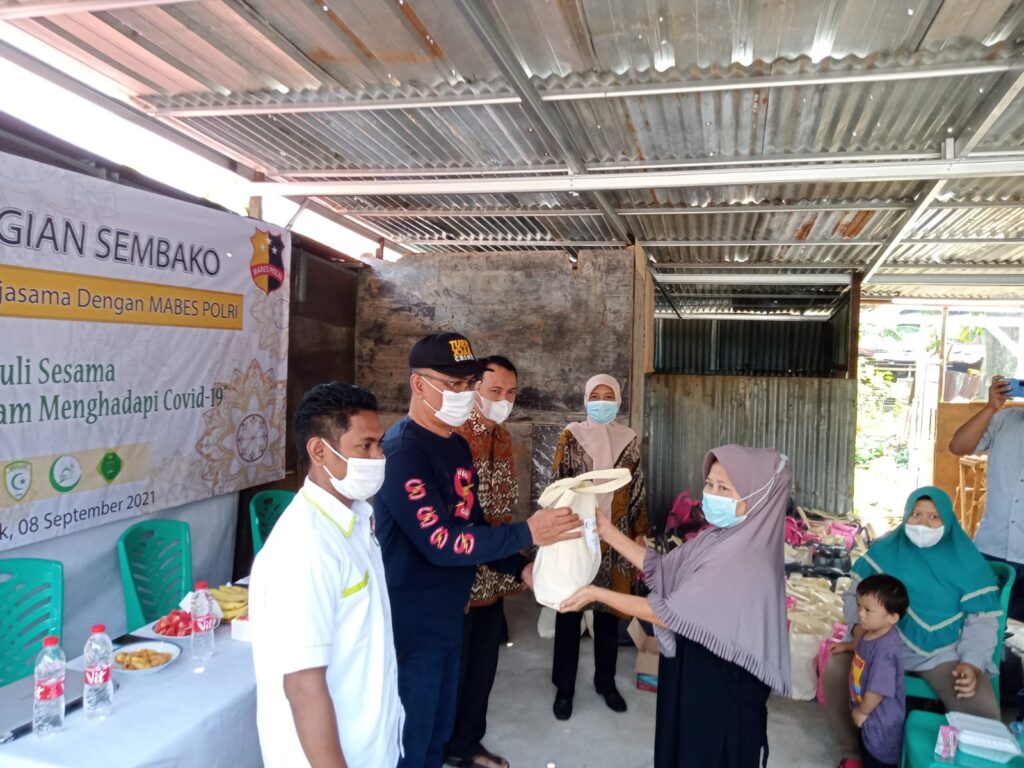 Pemberian Sembako untuk Warga Depok Terdampak Covid-19 (Foto: Ist)