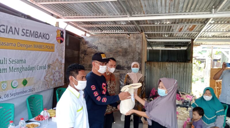 Pemberian Sembako untuk Warga Depok Terdampak Covid-19 (Foto: Ist)