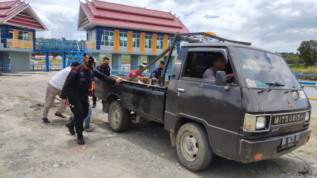 Danyon C Bantu Evakuasi Mobil yang Terjebak di Lumpur (Foto: Ist)