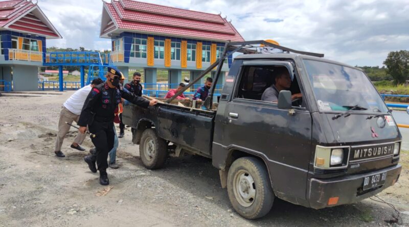 Danyon C Bantu Evakuasi Mobil yang Terjebak di Lumpur (Foto: Ist)
