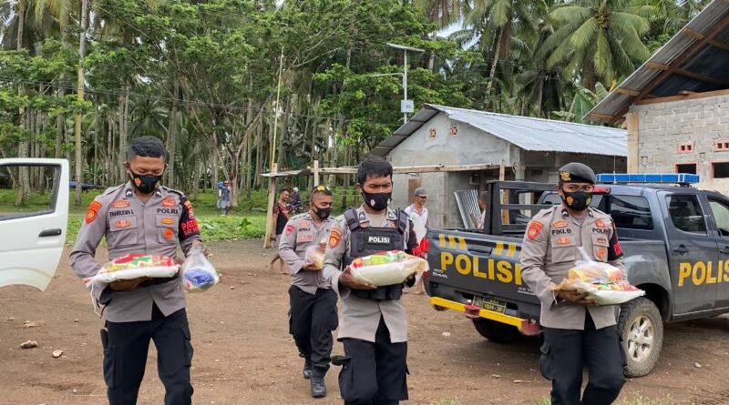 Anggota Samapta Berikan Bantuan kepada Warga Kurang Mampu (Foto: Ist)