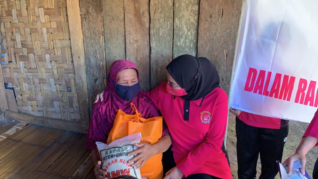 Ketua Bhayangkari Memberikan Paket Sembako kepada Warga Kurang Mampu pada Hari Kesatuan Gerak Bhayangkari ke-69 (Foto: Ist)