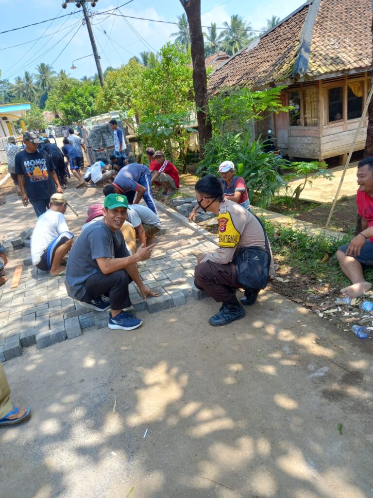 Bhabinkamtibmas Kerjasama dengan Warga melakukan Kerja Bakti (Foto: Ist)