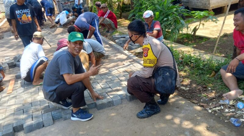 Bhabinkamtibmas Kerjasama dengan Warga melakukan Kerja Bakti (Foto: Ist)