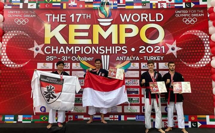 Keterangan Foto: Doni Samuel Harefa (tengah) saat menaiki podium sambil membawa bendera merah putih) setelah dinyatakan meraih medali emas. Sumber Foto: FKI Sumut