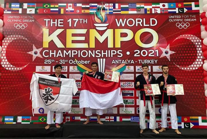 Keterangan Foto: Doni Samuel Harefa (tengah) saat menaiki podium sambil membawa bendera merah putih) setelah dinyatakan meraih medali emas. Sumber Foto: FKI Sumut
