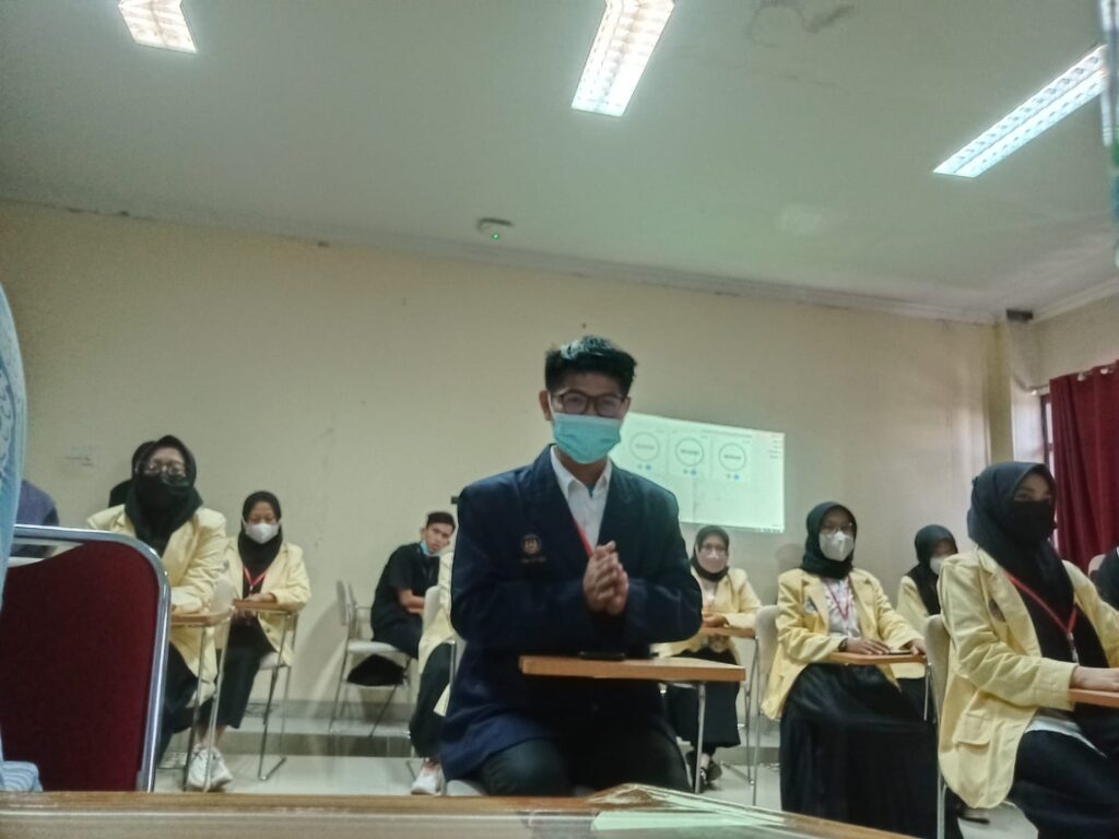 Foto suasana saat 12 Tim Mahasiswa Sumbar melakukan debat