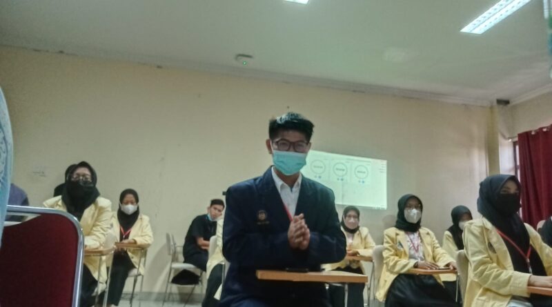 Foto suasana saat 12 Tim Mahasiswa Sumbar melakukan debat