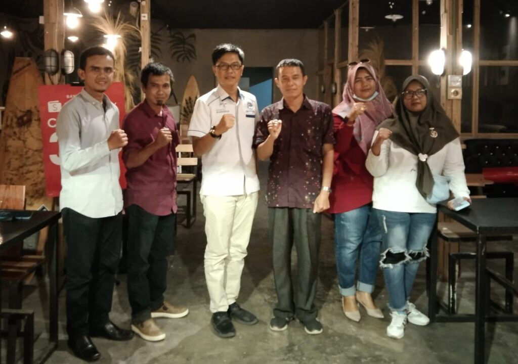 Foto bersama rapat The Beach Coffe House and Resto Padang.