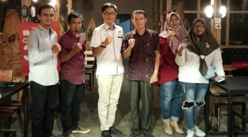 Foto bersama rapat The Beach Coffe House and Resto Padang.