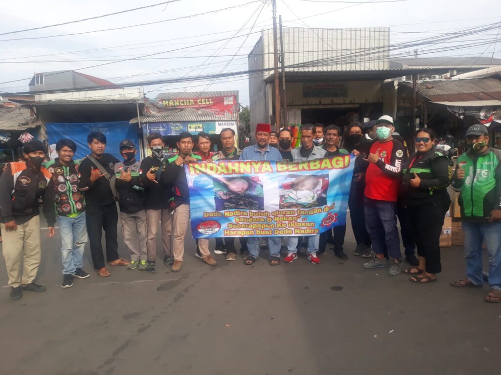 Foto bersama Pengbers, Komunitas Online Gelar Galang Dana