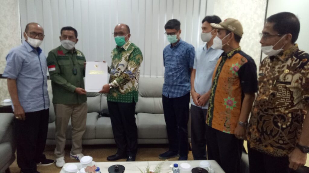 KPI Sumbar Serahkan Hasil Seleksi kepada DPRD Sumbar (Foto: Ist)