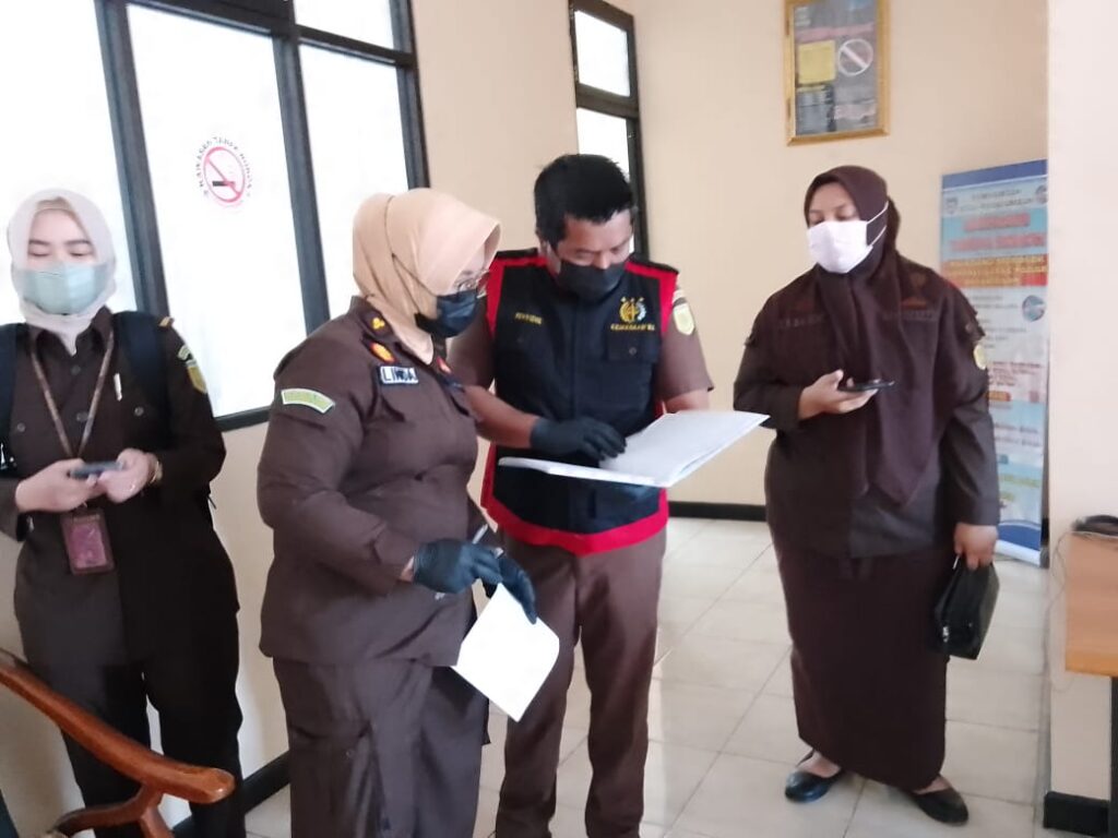 Tim Kejaksaan Payakumbuh Menggeledah Dinas Kesehatan (Foto: Ist)