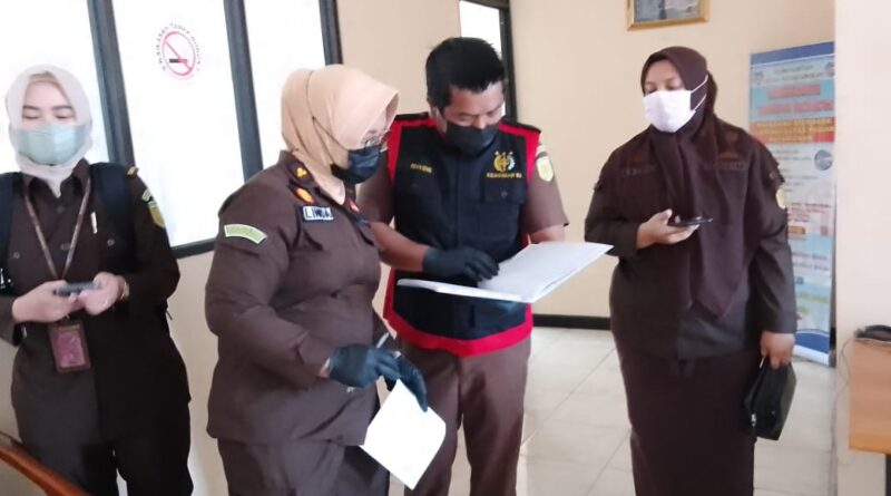 Tim Kejaksaan Payakumbuh Menggeledah Dinas Kesehatan (Foto: Ist)