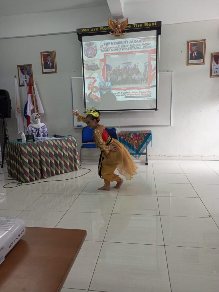 Tari Persembahan Murid SMP N 51 dalam Perayaan Hari Guru (Foto: Ist)