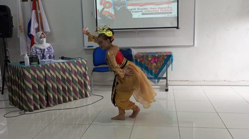 Tari Persembahan Murid SMP N 51 dalam Perayaan Hari Guru (Foto: Ist)