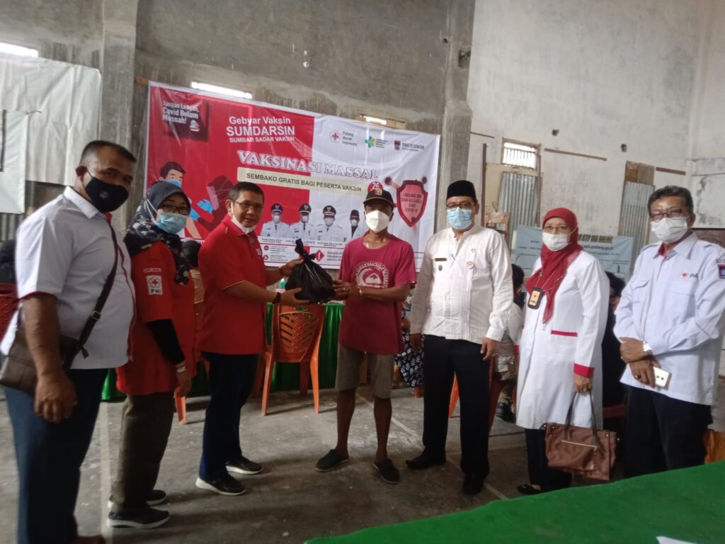 PMI Kota Padang Gelar Vaksinasi dan Berikan Sembako (Foto: Ist)