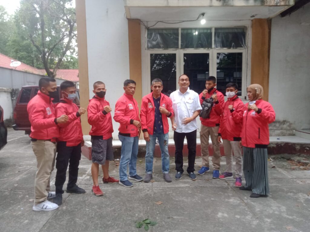 Foto ketua umum KONI Sumbar Agus Suardi lepas atlet wushu untuk bertanding