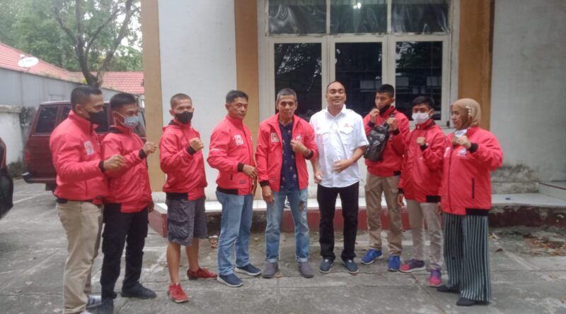 Foto ketua umum KONI Sumbar Agus Suardi lepas atlet wushu untuk bertanding