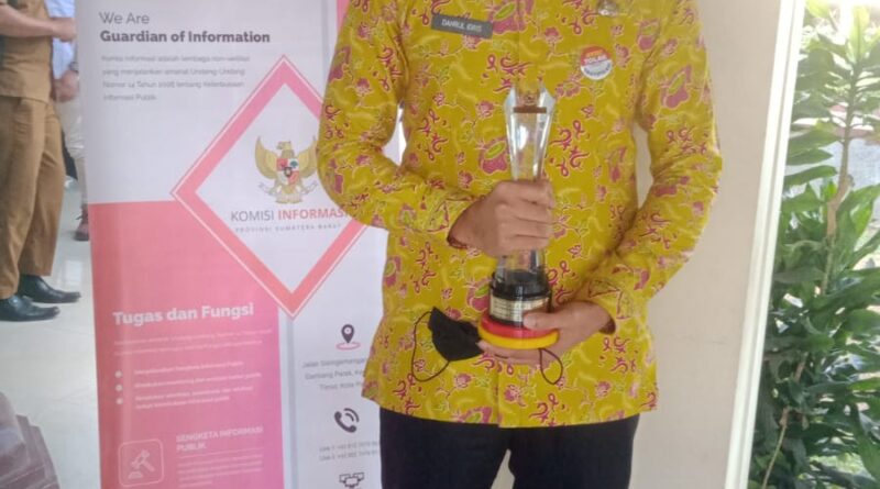 Foto DPRD Sumbar meraih prediket informatif
