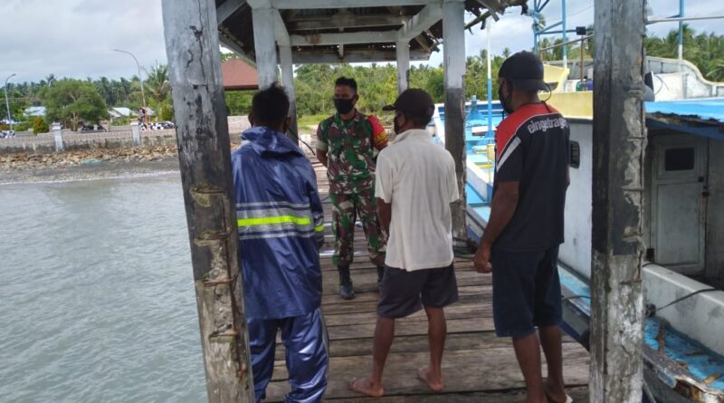 Babinsa Koramil 1508-07/Wayabula Praka Benhard Seimahuira memberikan himbauan atau mensosialisasikan situasi cuaca