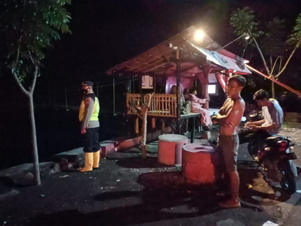 Foto Kapolsek menghimbau masyarakat terkait banjir