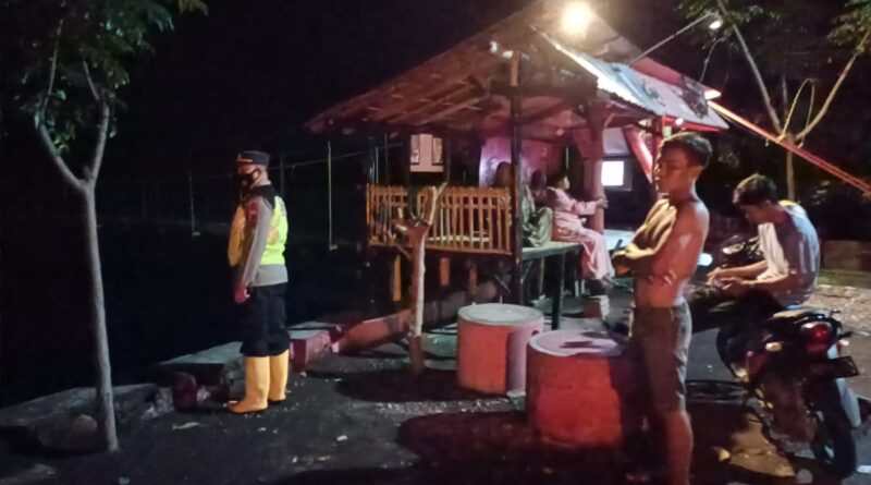 Foto Kapolsek menghimbau masyarakat terkait banjir