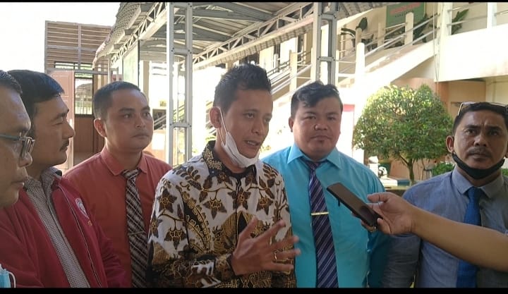 Foto anggota tim kuasa hukum korban (Ikhtiar Evantri Gulo, SH) kepada sejumlah wartawan usai mengikuti persidangan.
