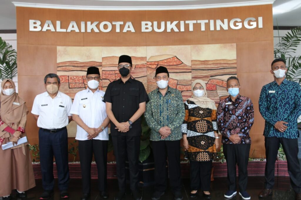 Foto saat Ketua Ombudsman RI Mokhammad Najih melakukan pertemuan dengan Walikota Bukittinggi Erman Safar dan Wakil Walikota Bukittinggi Marfendi beserta jajaran