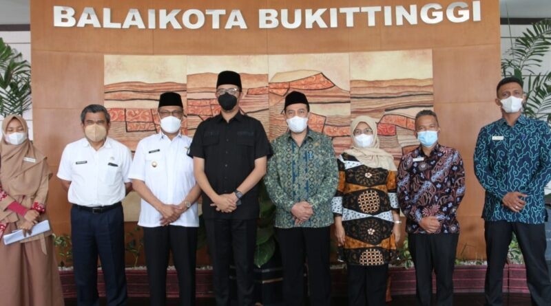Foto saat Ketua Ombudsman RI Mokhammad Najih melakukan pertemuan dengan Walikota Bukittinggi Erman Safar dan Wakil Walikota Bukittinggi Marfendi beserta jajaran