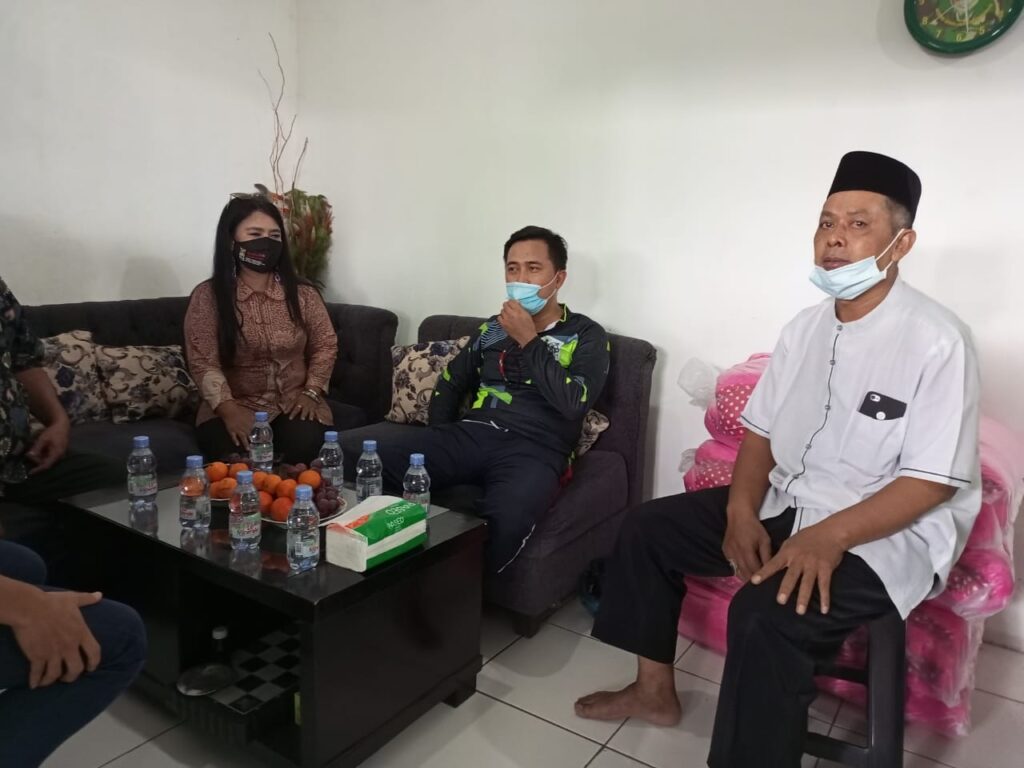 Foto saat Fajar Eko Satrio S,Stp.,MA, Camat Cakung mengunjungi Pasar Simpang Tiga Penggilingan