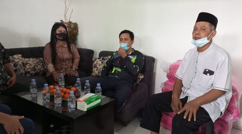 Foto saat Fajar Eko Satrio S,Stp.,MA, Camat Cakung mengunjungi Pasar Simpang Tiga Penggilingan