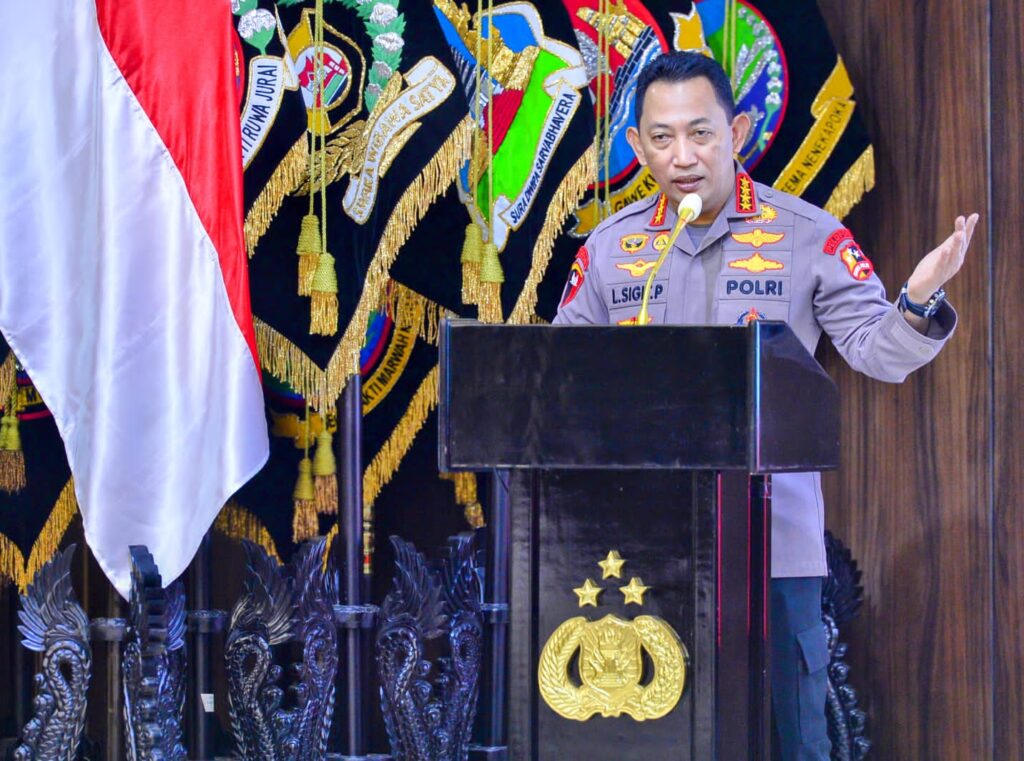 Foto Kapolri saat acara dan menyampaikan pendapatnya terkait SDM Unggul