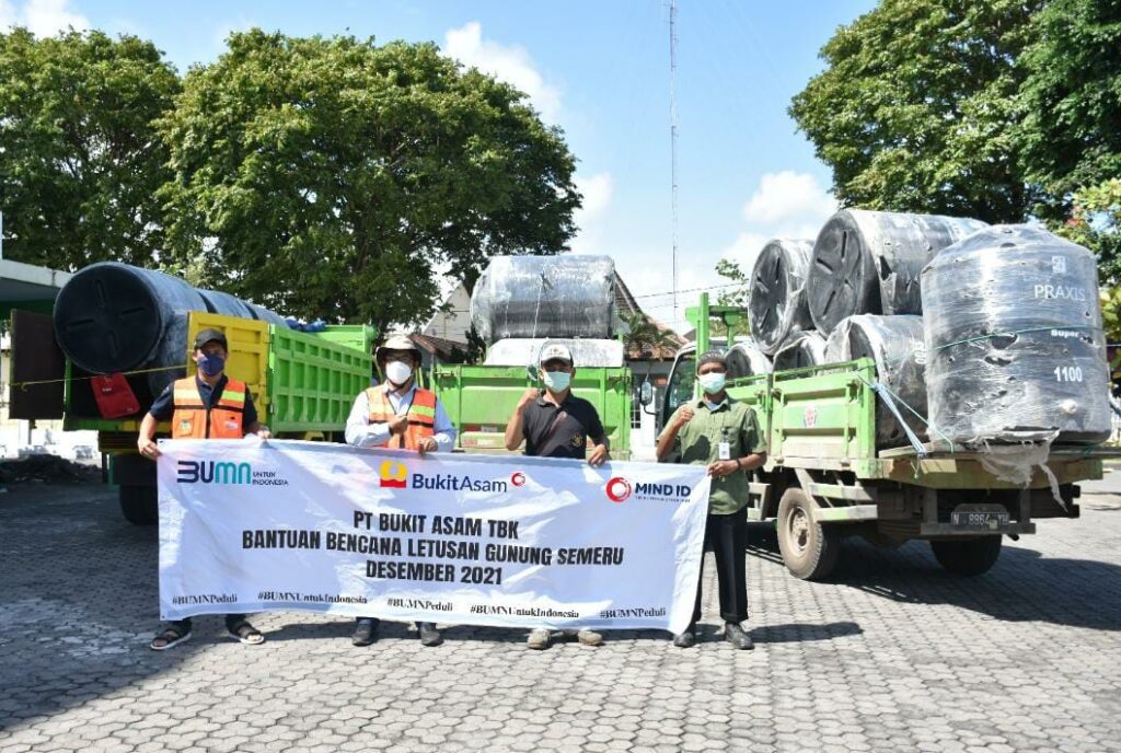 Foto Tim ERG Bukit Asam membantu korban erupsi gunung semeru