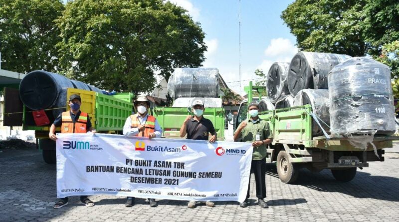 Foto Tim ERG Bukit Asam membantu korban erupsi gunung semeru